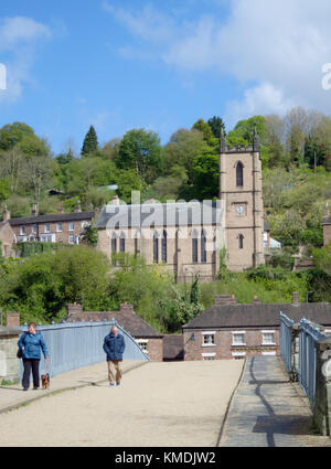 Menschen auf der Iron Bridge & tontine Hill, Ironbridge, Shropshire, England, UK im Frühjahr Stockfoto