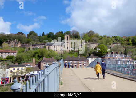 Menschen auf Iron Bridge & Tontine Hill, Ironbridge, Shropshire, England, Großbritannien im Frühjahr Stockfoto