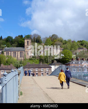 Menschen auf Iron Bridge & Tontine Hill, Ironbridge, Shropshire, England, Großbritannien im Frühjahr Stockfoto