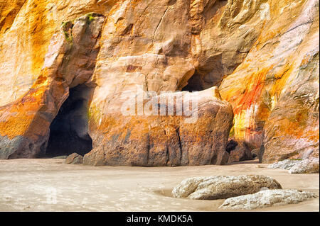 Durch die Gezeiten des Pazifischen Ozeans geschnitzt, diese geologischen Sandstein Funktionen am Cape Kiwanda in Pacific City auf der Oregon Küste sind eine tolle Stockfoto