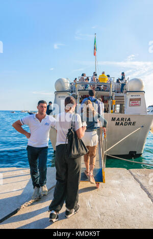 Positano, Italien, 30. September 2017: Touristen betreten das Ausflugsschiff am Tyrrhenischen Meer in Positano, Amalfi Küste, Italien Stockfoto