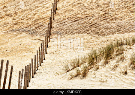 Sicherheitszaun entlang der sandigen Sandstein Klippen von Cape Kiwanda, Pacific City, Oregon Stockfoto