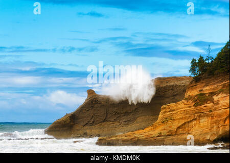 Sneaker wave Slams in Pacific City Küste ist es Spray gesehen bricht über die Klippen am Kap kiwanda. nahm 18 Frames die ganze breaki zu erfassen Stockfoto