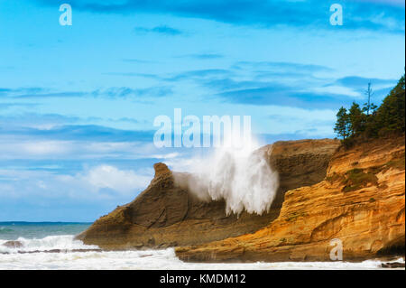 Sneaker wave Slams in Pacific City Küste ist es Spray gesehen bricht über die Klippen am Kap kiwanda. nahm 18 Frames die ganze breaki zu erfassen Stockfoto