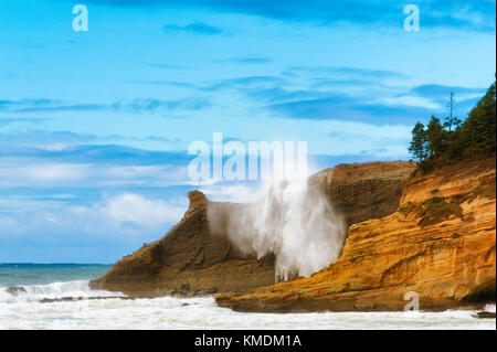 Sneaker wave Slams in Pacific City Küste ist es Spray gesehen bricht über die Klippen am Kap kiwanda. nahm 18 Frames die ganze breaki zu erfassen Stockfoto