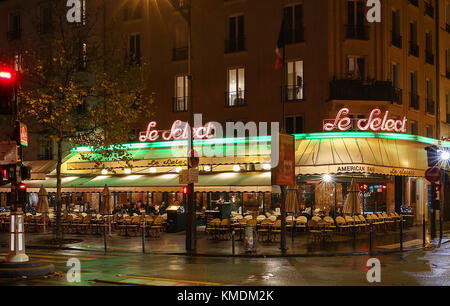 Das typische Pariser Café Le Select dekoriert zu Weihnachten im Herzen von Paris. Weihnachten ist einer der wichtigsten katholischen Feiertage, die im großen Stil gefeiert wird. Stockfoto