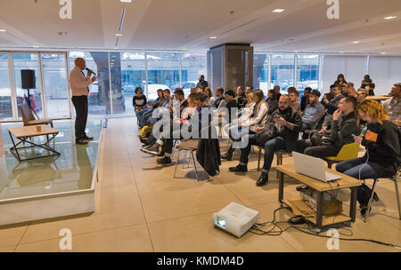 Kiew, Ukraine - November 25, 2017: unbekannter Mann Moderator pädagogischen Vortrag an der 3. ukrainischen Whisky DRAM-Festival in parkovy Ausstellung bieten Stockfoto