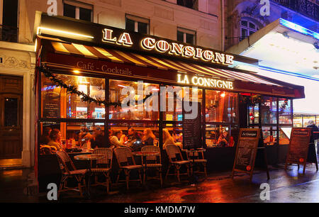 Das typische Pariser Café La Consigne, das zu Weihnachten im Herzen von Paris dekoriert wurde. Weihnachten ist einer der wichtigsten katholischen Feiertage, die im großen Stil gefeiert wird. Stockfoto