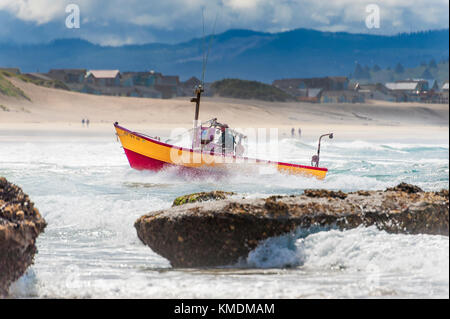 Pacific City, Oregon, USA - April 8, 2015: dory boat Vorschüsse auf Pacific City Beach auf der Oregon Küste zu landen. Pacific City ist eine von nur zwei. Stockfoto