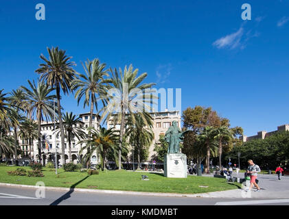 Mallorca, Balearen, Spanien - 8 November, 2017: Paseo Maritimo und die Statue von Ramon Llull an einem sonnigen Tag in Palma de Mallorca am 8. November 2017 Stockfoto