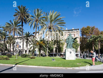 Mallorca, Balearen, Spanien - 8 November, 2017: Paseo Maritimo und die Statue von Ramon Llull an einem sonnigen Tag in Palma de Mallorca am 8. November 2017 Stockfoto