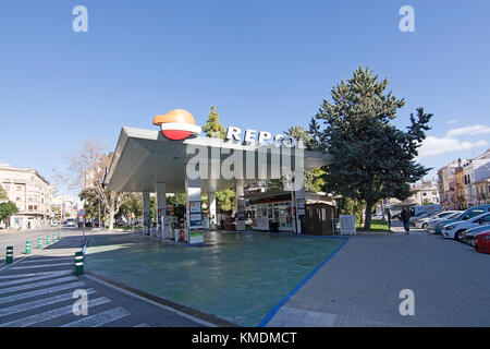 Mallorca, Balearen, Spanien - 8 November, 2017: Tankstelle Repsol am Plaza progres an einem sonnigen Tag in Palma de Mallorca am 8. November 2017 in m Stockfoto