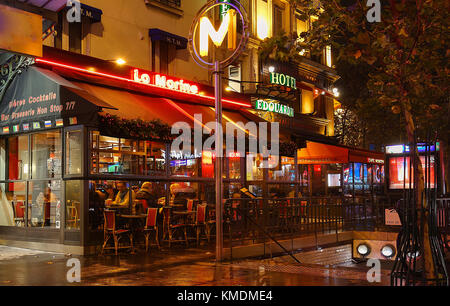 Das typische Pariser Café La Marine dekoriert zu Weihnachten im Herzen von Paris. Weihnachten ist einer der wichtigsten katholischen Feiertage, die im großen Stil gefeiert wird. Stockfoto