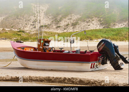 Pacific City, Oregon, USA - Juli 2, 2015: ein Ruderboot Boot sitzt am Sandstrand am Kap Kiwanda, in Erwartung auf einen Anhänger geladen werden. Stockfoto