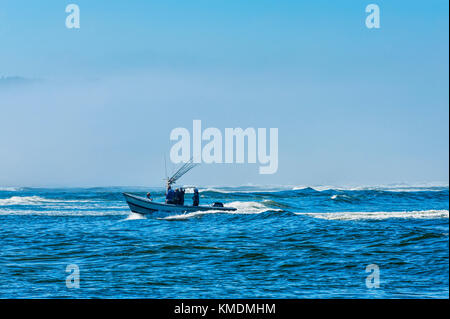 Pacific City, Oregon, USA - Juli 2, 2015: ein Ruderboot Boot aus Angeln im Meer am Strand von Pacific City kommen. Stockfoto