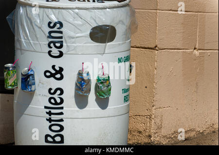 Pacific City, Oregon, USA - April 8, 2015: Verwendet, Cola-dosen hängen von einer großen Recycling barrel für Flaschen und Dosen bei Pacific City, Oregon. Stockfoto