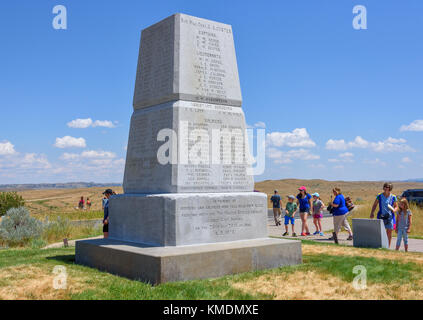 Little Bighorn Battlefield National Monument, Montana, USA - 18. Juli 2017: Touristen, die in Little Bighorn Last stand Monument Obelisken Stockfoto