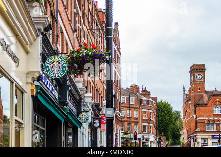 Hampsead High Street, London, UK, ein Starbucks Coffee Shop im Vordergrund. Stockfoto