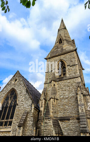 St. Andrew’s Church, Thornhill Square, Islington, London, Großbritannien. Das Gebäude wurde in den Jahren 1852 bis 1854 nach einem Entwurf von F.B. erbaut Newman und John Johnson. Stockfoto