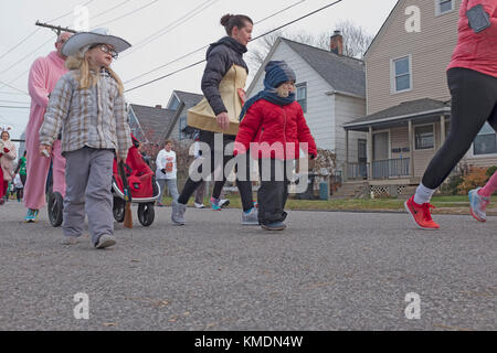 2017 jährliche "eine Weihnachtsgeschichte" 5k/10k Fun Run macht seinen Weg durch die Straßen in der Nähe der Innenstadt von Cleveland, Ohio, USA. Stockfoto