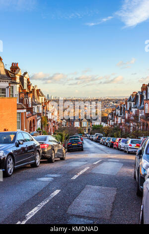 Blick über London von Hillfield Park, aus Muswell Hill Broadway, London, UK, auf einem hellen Dezember Abend Stockfoto