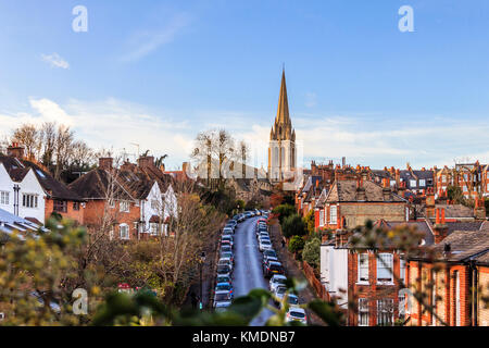 Blick auf die St. James's Church, Muswell Hill, London, UK, von der Parklandschaft vom Viadukt, eine stillgelegte Bahnstrecke, jetzt ein Naturschutzgebiet Stockfoto