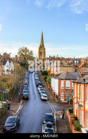 Blick auf die St. James's Church, Muswell Hill, London, UK, von der Parklandschaft vom Viadukt, eine stillgelegte Bahnstrecke, jetzt ein Naturschutzgebiet Stockfoto