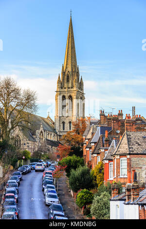 Blick auf die St. James's Church, Muswell Hill, London, UK, von der Parklandschaft vom Viadukt, eine stillgelegte Bahnstrecke, jetzt ein Naturschutzgebiet Stockfoto