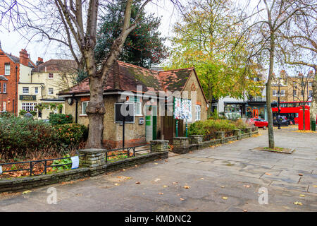 Die öffentlichen Toiletten im Teich Square, Highgate, London, UK. Die Toiletten sind regelmäßig von der Schließung bedroht. Stockfoto