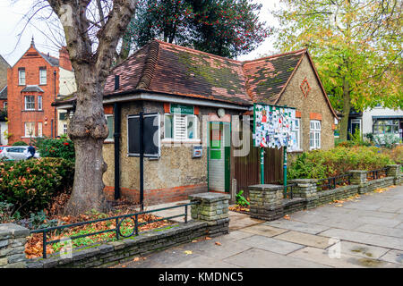 Die öffentlichen Toiletten im Teich Square, Highgate, London, UK. Die Toiletten sind regelmäßig von der Schließung bedroht. Stockfoto