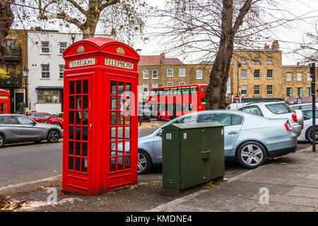 Traditionelles rotes Britischen K2 Telefonzelle, entworfen von Sir Giles Gilbert Scott, im Süden von Grove, Highgate, London, UK Stockfoto