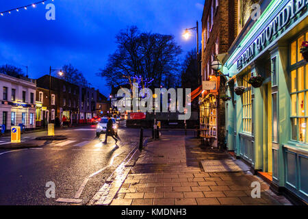 Blau und Orange urbanen Nacht Szene in Highgate Dorf an einem Sonntag im Dezember, London, UK Stockfoto