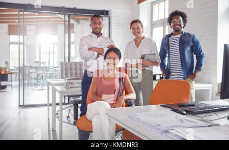 Porträt Lächeln, zuversichtlich in Office Stockfoto