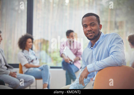 Portrait selbstbewusster Mann in Gruppentherapie Sitzung Stockfoto