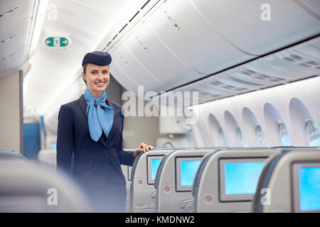 Porträt Lächeln, selbstbewusste weibliche Flight Attendant auf Flugmodus Stockfoto