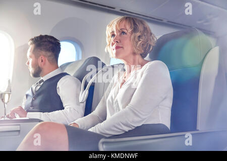 Geschäftsfrau sitzt in erster Klasse im Flugzeug Stockfoto