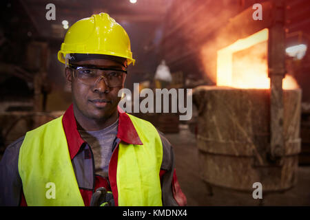 Portrait seriöse, selbstbewusste Stahlarbeiterin in der Stahlfabrik Stockfoto