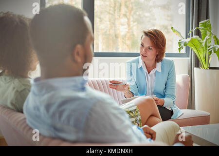 Therapeut im Gespräch mit Paar in Paare Therapiesitzung Stockfoto