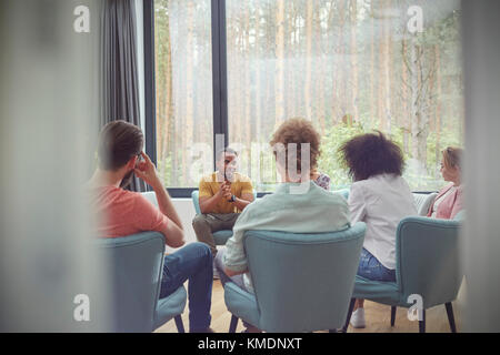 Mann in der Gruppe Therapie Sitzung Stockfoto