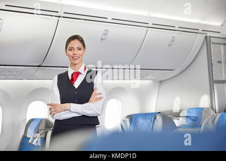 Porträt Lächeln, selbstbewusste weibliche Flight Attendant auf Flugmodus Stockfoto