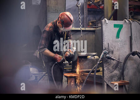 Stahlarbeiter mit Drehmaschine in Stahlwerk Stockfoto