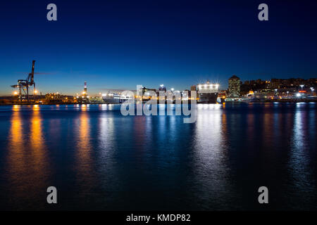 Genua (Genova), Italien, 27. November 2017 - Nacht Blick auf den alten Hafen, Genua, Italien / Genua Landschaft/Genua skyline Stockfoto