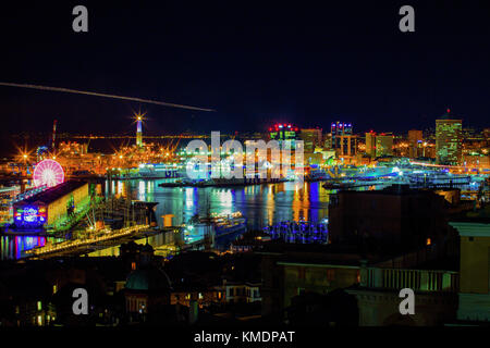 Genua (Genova), Italien, 27. November 2017 - Nacht Blick auf den alten Hafen, Genua, Italien / Genua Landschaft/Genua skyline Stockfoto