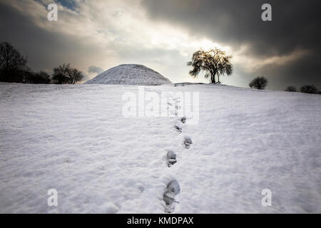 Fuß druckt im Schnee führt zu Krakus Mound, Kraków Stockfoto