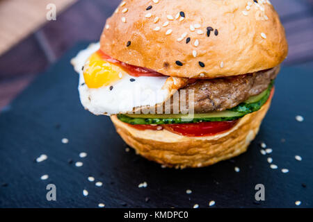 Restaurant Hamburger mit Spiegelei Stockfoto