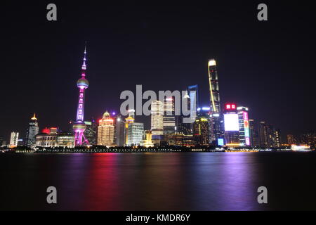 Shanghai ist die größte Stadt von China, in diesem Bild habe ich das Bund erfasst, den Fluss Huangpu, Oriental Pearl Tower und die schönen Lichter der Stadt Stockfoto