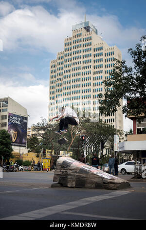 Nairobi, Kenia - 15. Juli 2017. Ein Skater führt einen Trick auf einer Straße in Nairobi aus. Stockfoto