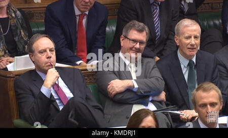 DUP MPs (von links nach rechts) Nigel Dodds, Sir Jeffrey Donaldson und Gregory Campbell Hören, als Premierminister Theresa May spricht während des Ministerpräsidenten Fragen im Unterhaus, London. Stockfoto