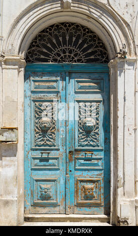 Blau im Alter von tunesischen Holztür mit Bogen und Ornament. Kultur und Architektur von Tunesien Stockfoto