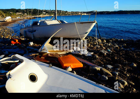 Boot am Strand angeschwemmt nach einem Sturm in Bandol, Frankreich Stockfoto